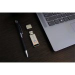 USB su misura in metallo con cappuccio di chiusura prodotta in UE color argento  vista natura