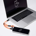Lanyard su misura smartphone a cordino corto con caricatore Tipo-C color arancione
