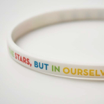 Braccialetto silicone sottile eventi su misura 100% personalizzabile color bianco quinta vista