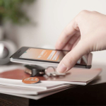 Portachiavi circolare su misura in PVC con NFC pre-programmato color bianco