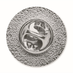 Pin metallico rotondo su misura personalizzabile a stampa integrale color argento terza vista