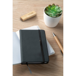 USB in bambù con cappuccio di chiusura e scatola in carta kraft vista ambiente
