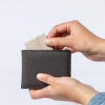 Tessera USB realizzata in paglia di frumento extrapiatta e pieghevole color grigio chiaro jensato vista ambiente