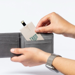 Tessera USB realizzata in paglia di frumento extrapiatta e pieghevole color grigio chiaro jensato