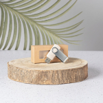 Memoria USB in paglia di frumento con clip metallica rotante color grigio chiaro vista ambiente