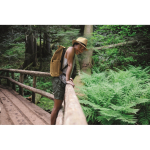 Cappello in paglia di carta con fascia in poliestere nera color beige vista ambiente