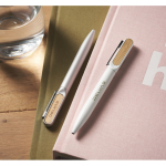 Penna a rotazione in alluminio riciclato e bambù con inchiostro blu color bianco vista ambiente principale