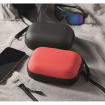 Kit di pronto soccorso in custodia rigida in plastica color rosso vista ambiente