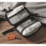 Kit di pronto soccorso in custodia rigida in plastica color rosso seconda vista ambiente