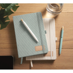 Taccuino con copertina in poliestere RPET e 192 pagine A5 color azzurro vista ambiente