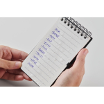 Taccuino idrorepellente con copertina in plastica e penna color nero vista fotografia