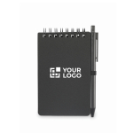 Taccuino idrorepellente con copertina in plastica e penna color nero vista area di stampa