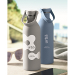 Borraccia in acciaio inossidabile con finitura in gomma 500 ml color grigio vista ambiente principale