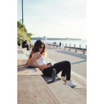 Borraccia in acciaio inossidabile con finitura in gomma 500 ml color nero opaco vista ambiente