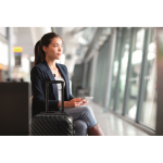 Trolley in plastica rigida con scomparto principale e 4 ruote color nero seconda vista ambiente