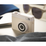 Fotocamera digitale compatta ricaricabile con schermo LCD 2” color beige vista ambiente