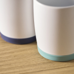 Tazza in ceramica bianca opaca con base in silicone colorata 300ml color turchese seconda vista ambiente