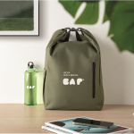 Zaino roll top RPET per laptop con tasca laterale elastica 15'' color verde militare vista ambiente principale