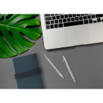 Penna a sfera lucida in acciaio inox riciclato con inchiostro blu vista ambiente