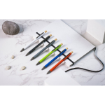 Penna in alluminio riciclato con finitura gommata, inchiostro blu vista ambiente