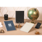 Taccuino A5 in carta riciclata con copertina flessibile a righe vista ambiente