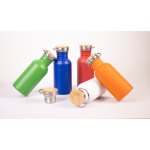 Borraccia in acciaio inox con tappo in bambù con manico 580ml vista ambiente