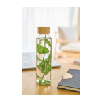 Bottiglia in vetro satinato colorato con tappo a vite in bambù 500ml quarta vista