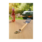 Spatola da barbecue con apribottiglie e manico in legno ottava vista