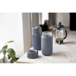 Bicchiere termico da viaggio in vetro con custodia in silicone Black & Blum 340 ml color grigio vista ambiente 4