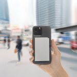 Portacarte magnetico in alluminio per smartphone con blocco RFID color argento vista ambiente