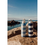Borraccia termica antigoccia con design da spiaggia e manico 600ml color azzurro vista ambiente 3