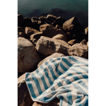Asciugamano da spiaggia in cotone riciclato a righe bicolore 450 g/m² 80 x160 cm color azzurro vista ambiente 2