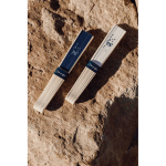 Ventaglio portatile in bambù con messaggio “Out of the office” color bianco vista ambiente 2