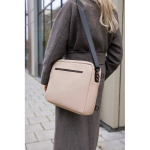 Zaino convertibile 2 in 1 in poliestere riciclato per laptop 15” color avorio vista ambiente 3