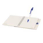 Taccuino in cartone riciclato con penna a inchiostro blu e fogli a righe A5 terza vista