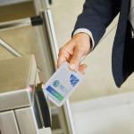 Lanyard estensibile con portacarte rigido e cordino da 70cm quinta vista