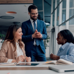 Auricolari traduttori istantanei con app per smartphone vista ambiente