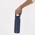 Bicchiere termico in acciaio inox con coperchio con foro e cannuccia 550ml vista ambiente