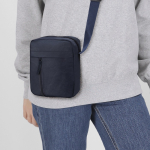 Borsa a tracolla in soft nylon con tasca frontale e chiusura con cerniera