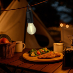 Lampada a forma di lampadina con ricarica solare e batteria con moschettone vista ambiente