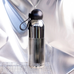 Bottiglia antigoccia in acciaio riciclato a righe verticali 500ml color argento brillante quinta vista