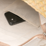 Borsa in paglia con fodera in cotone e manici lunghi in pelle sintetica color naturale vista dettaglio 1