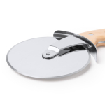 Tagliapizza con manico ergonomico in legno e lama in acciaio color naturale vista dettaglio 1