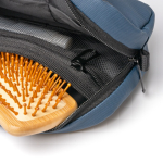 Necessaire in pelle sintetica con doppio scomparto e chiusura con cerniera color blu mare vista dettaglio 1