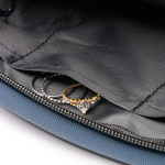 Necessaire in pelle sintetica con doppio scomparto e chiusura con cerniera color blu mare vista dettaglio 2