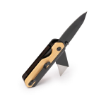 Multiutensile compatto con clip in metallo e corpo in bambù color naturale prima vista d'uso