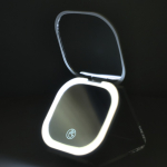 Specchio compatto con luce ricaricabile e doppio ingrandimento ideale per i viaggi color bianco quarta vista