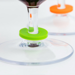 Tappo in sughero per bottiglia con anelli colorati segnabicchiere vue 1