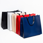 Borsa di carta premium opaca con soffietto e manici in tessuto resistente 9kg vue avec plusieurs couleurs