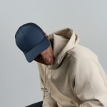 Cappellino trucker in poliestere riciclato a 5 pannelli con rete posteriore vue 2